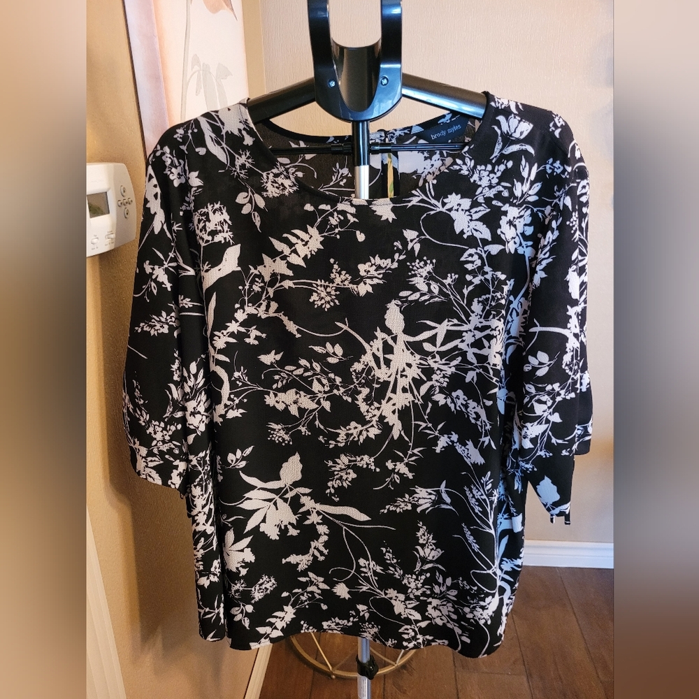 Brody Myles Plus Black & White Floral Women's Top - Classic Crewneck